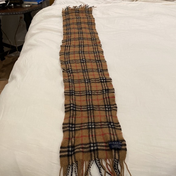 Burberry signature scarf - Picture 2 of 3